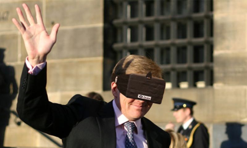 Koning probeert Oculus Rift