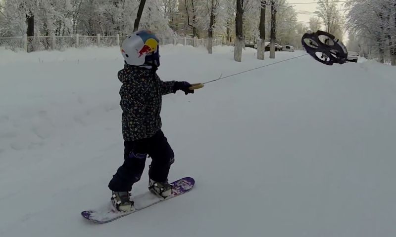 Droneboarding: snowboarden achter een drone