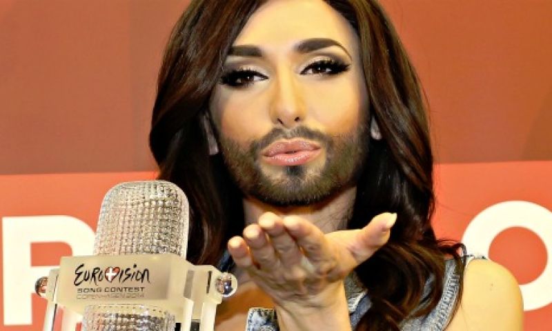 Dragqueens woest op Facebook