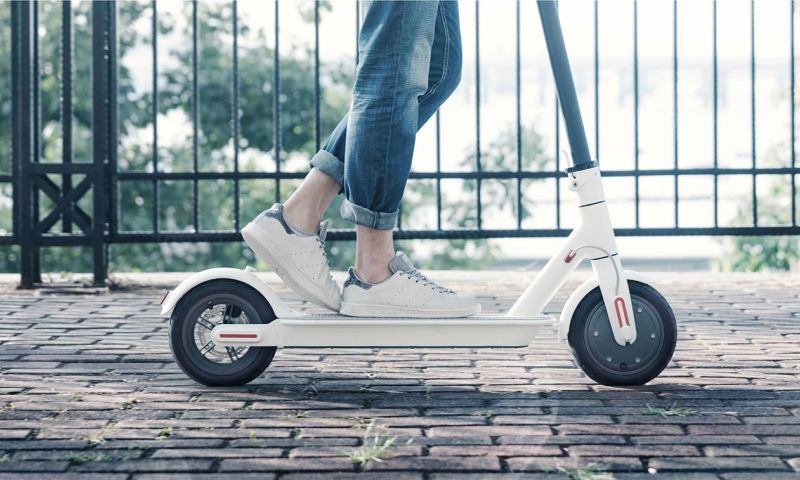 Overheid verkoopt elektrische steps die de weg niet op mogen