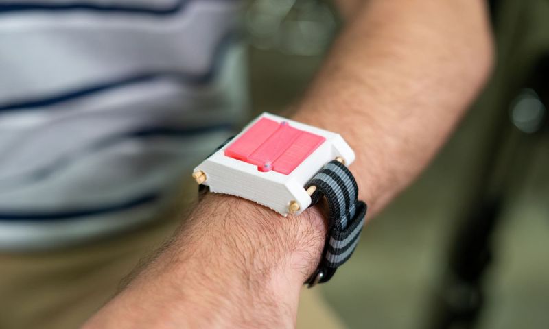 Horloge met opvouwbare injectiespuit alternatief voor EpiPen