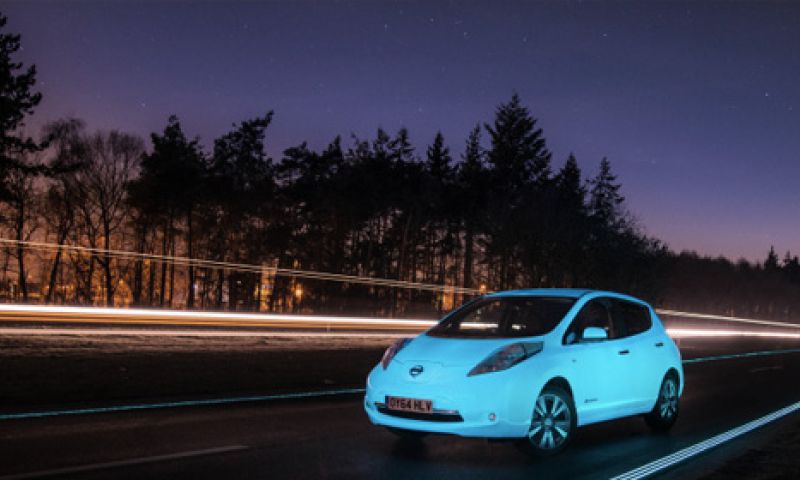 Deze Nissan Leaf straalt op de Smart Highway van Roosegaarde