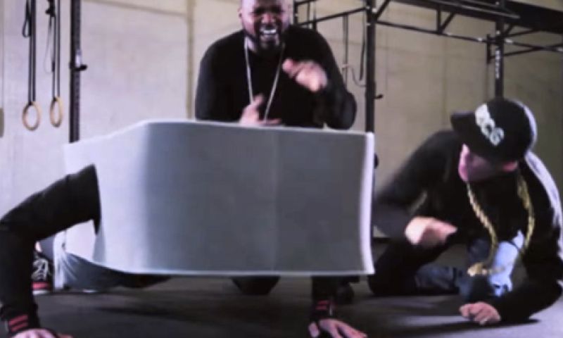 Video: HTC dist Apple en Samsung in tenenkrommende rap