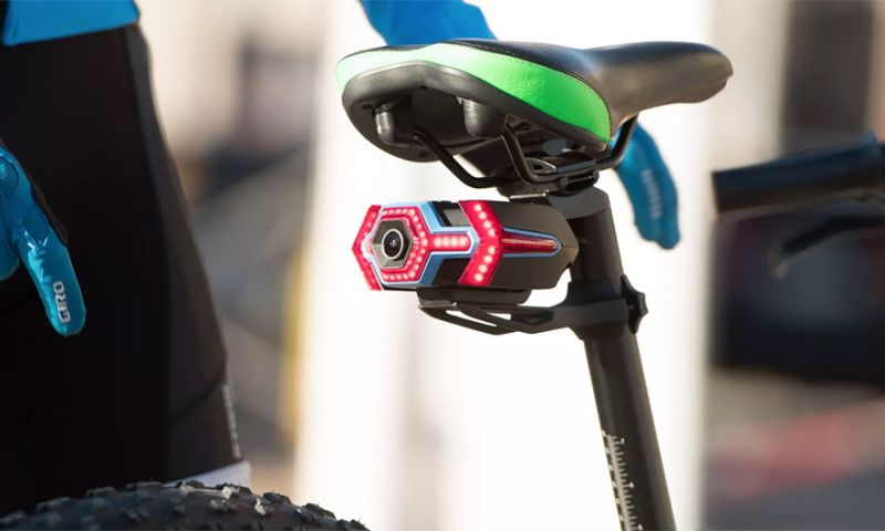 Fietscamera maakt achteruitkijkspiegel van je telefoon