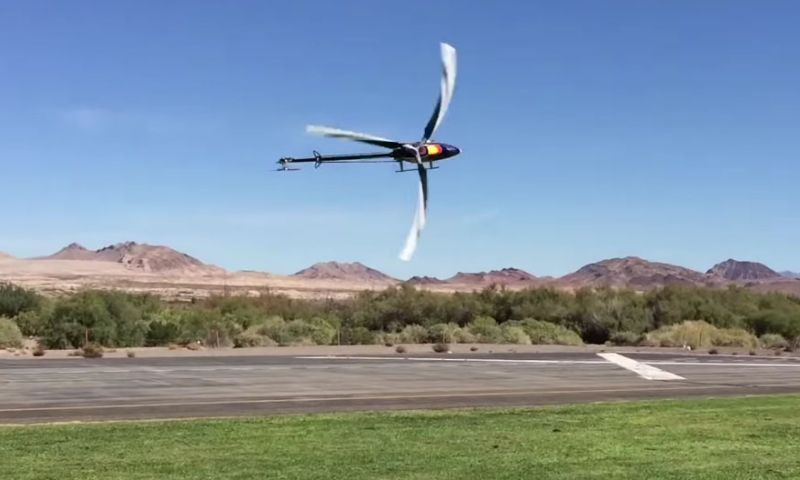 Video: RC-helikopter maakt duizelingwekkende vlucht