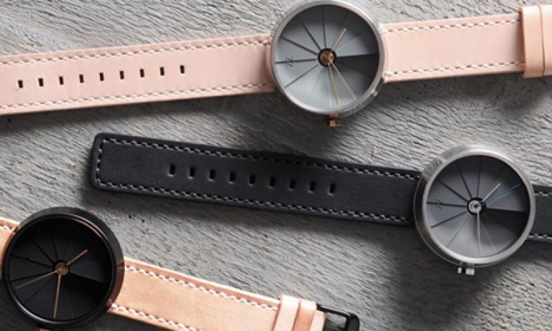 Dit horloge heeft een betonnen trap als wijzerplaat