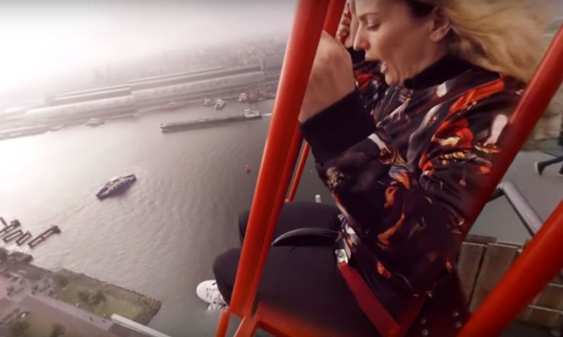 VR-video: schommelen bovenop de Adam Toren