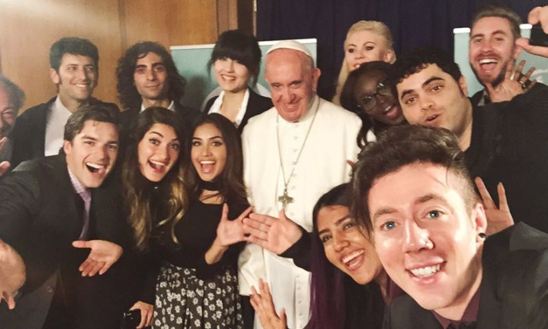 Paus praat met YouTube-sterren over wereldverbetering