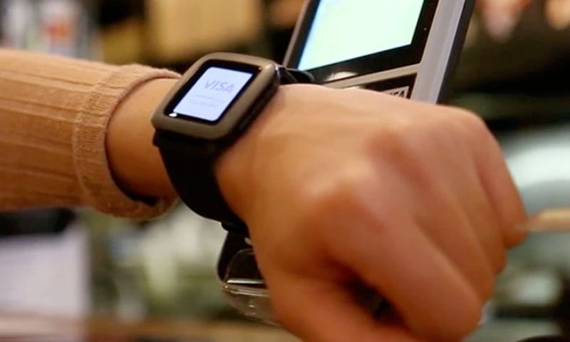 Bandje maakt betalen met Pebble-smartwatch mogelijk