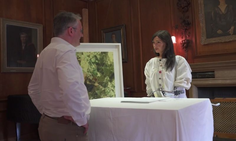 Eerste expositie van humanoïde robotkunstenaar