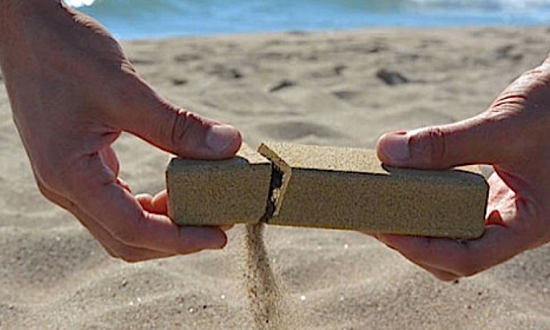 Deze verpakking van zand breek je makkelijk open