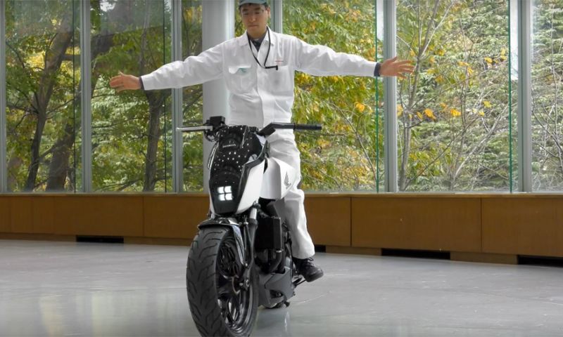 Video: Honda-motorfiets blijft altijd overeind