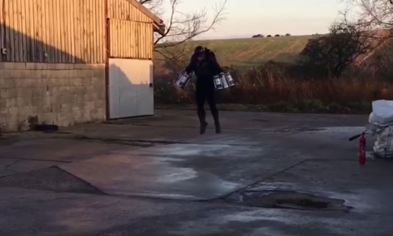 Britse uitvinder vliegt met zelfgemaakt Iron Man-pak