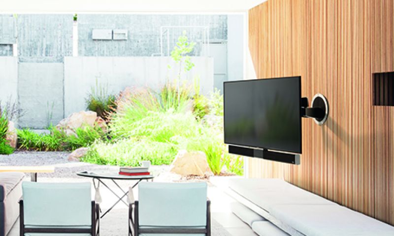 Vogel's lanceert tv-beugel met eigen luidsprekerset