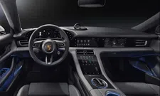 Thumbnail for article: Elektrische Porsche Taycan heeft touchscreen voor passagier