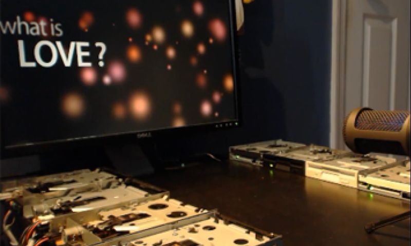 MrSolidSnake745 maakt floppymuziek op verzoek