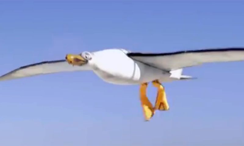 Nivea laat robotvogel zonnebrandcrème op kinderen poepen