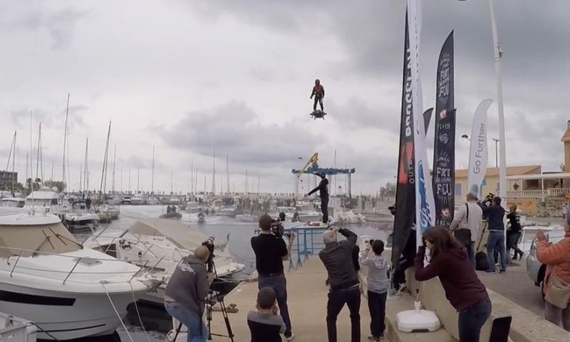 Record: 2,3 km vliegen op een hoverboard