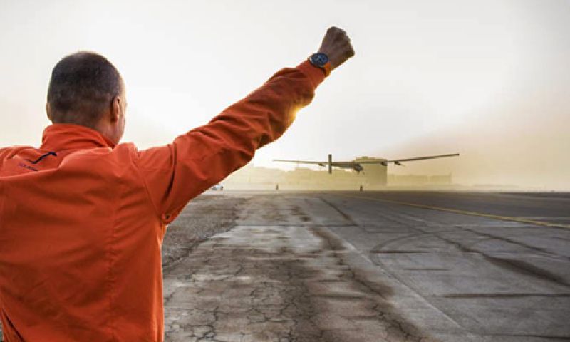 Vliegtuig op zonne-energie begonnen aan vlucht rond aarde