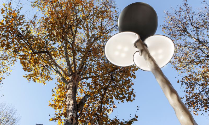 Lichtstad Parijs krijgt e-lantaarnpalen