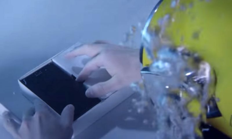 Video: uitpakparty Xperia Z3 onder water