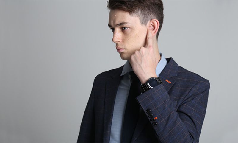 Bellen met je vinger in je oor