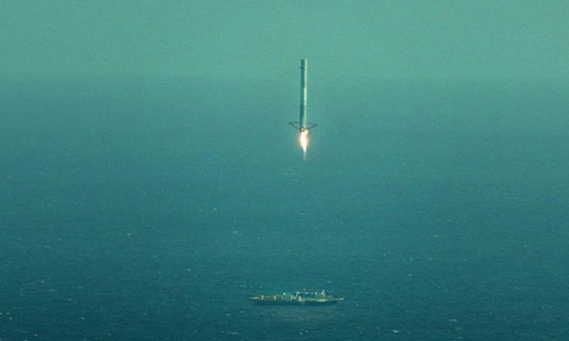 Bíjna raak: Falcon 9-raket landde, maar viel om
