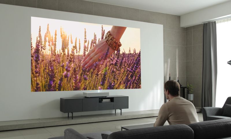 LG 4K beamer hoeft maar 5 cm van muur te staan