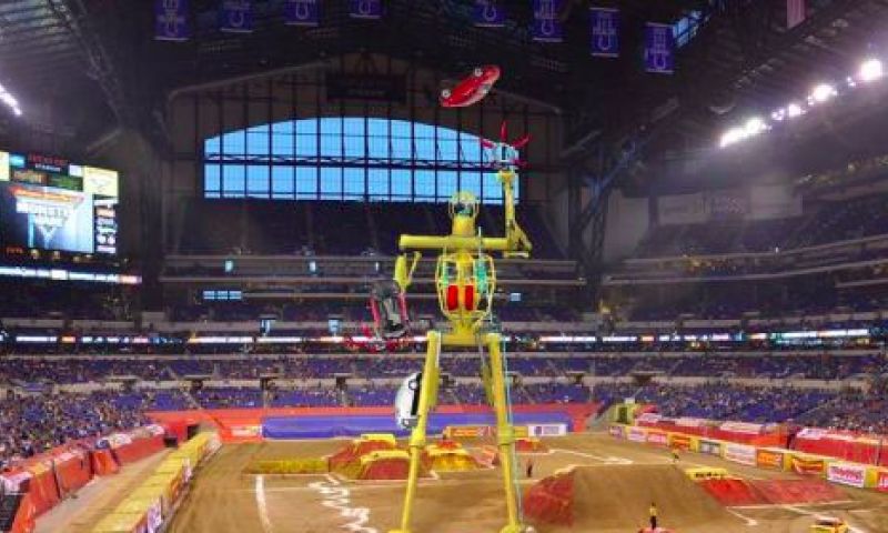 Jongleren met auto's met deze 21 meter hoge robot