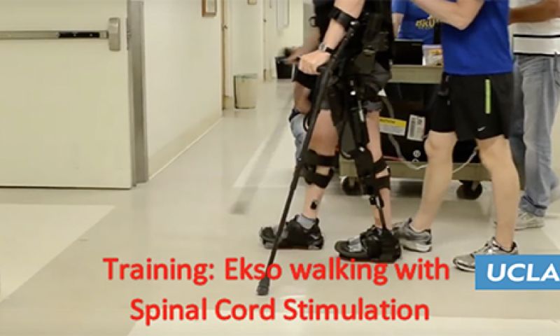 Video: Verlamde man loopt met exoskelet en elektrische schokken