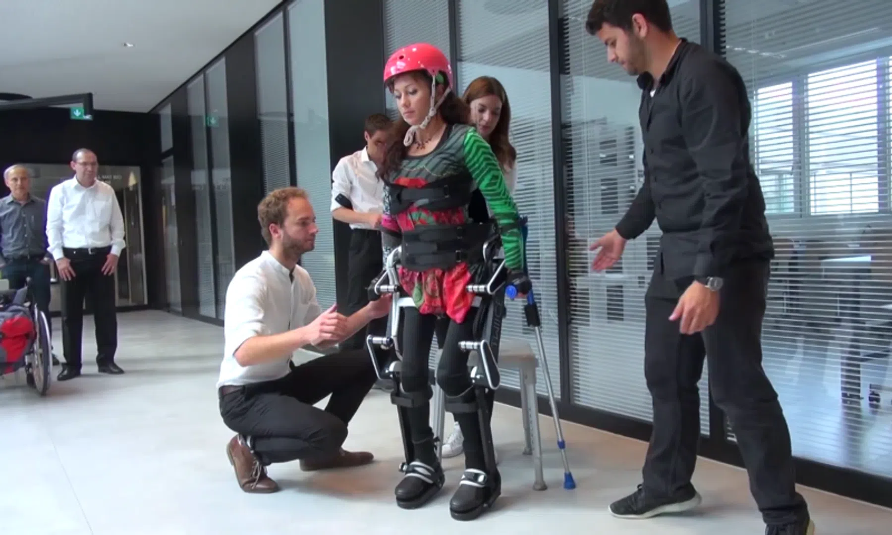 Video: Vederlicht exoskelet laat verlamde vrouw lopen