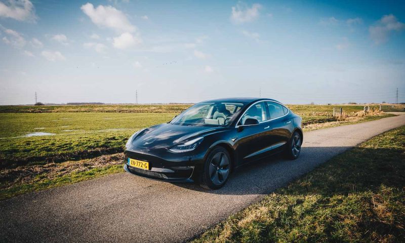 Model 3 in Nederland: Mark haalde hem op in Tilburg