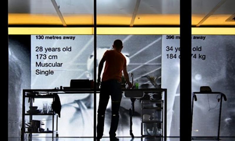 Liefde in tijden van Grindr: 10 dagen daten vanuit glazen huis