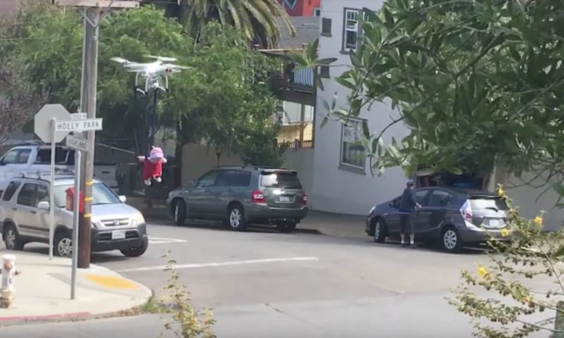 Video: baby aan een drone