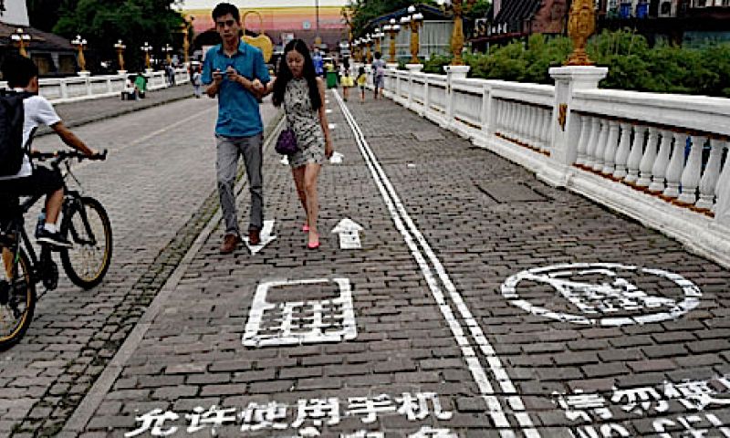 Kopie: China's eerste voetpad voor 'smartphone-zombies'