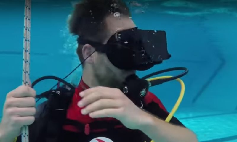 Video: tussen de virtuele haaien in het zwembad