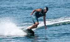 Thumbnail for article: Alleen voor waaghalzen: deze elektrische surfplank gaat 56 km/u
