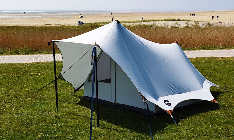 Tent van oude spijkerbroeken op Oerol