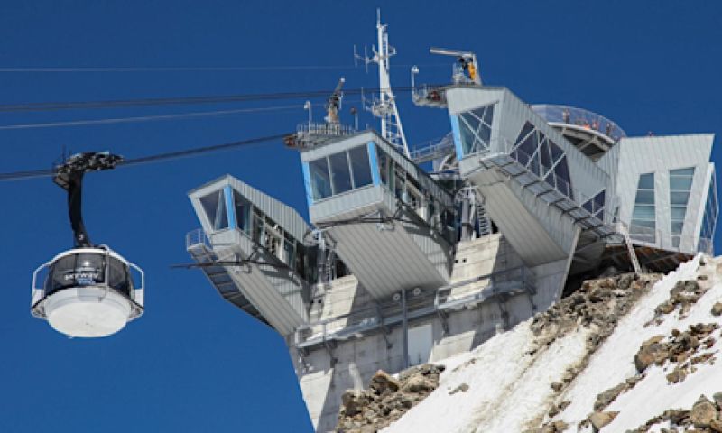 Nu open: ronddraaiende glazen 'lift' naar de top van Europa