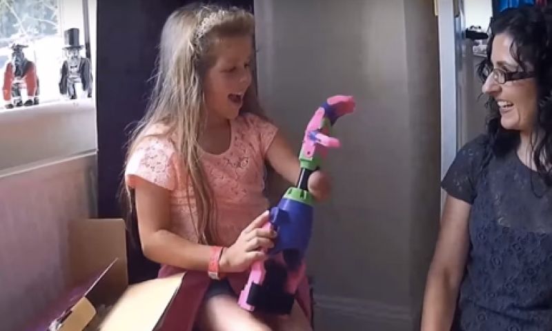 Video: meisje dolblij met 3D-geprinte handprothese