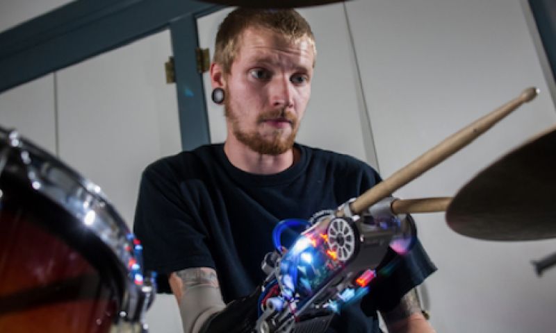 Eerste cyborg-drummer speelt met twee drumstokken in één hand