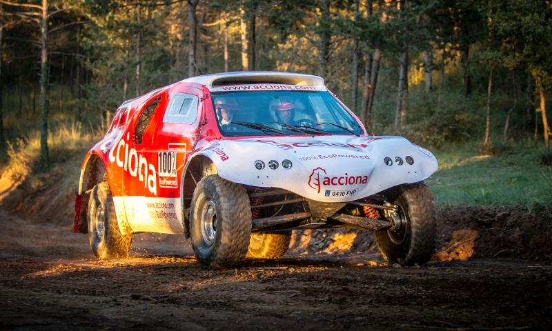 Eerste elektrische auto rijdt Dakar Rally uit