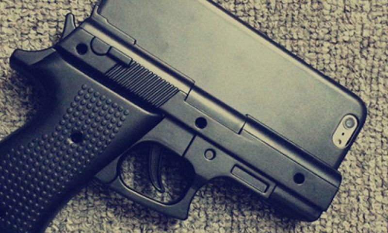 Politie niet blij met iPhone-hoesje in vorm van pistool