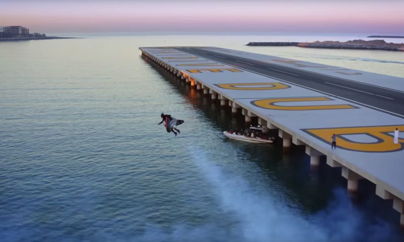 Jetman maakt transitie van verticaal opstijgen naar horizontale hoogtevlucht.