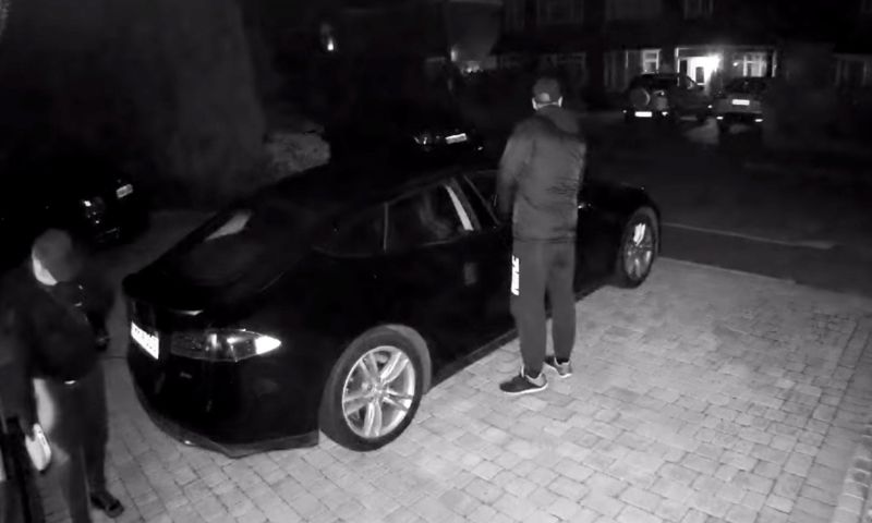 Diefstal Tesla draadloze sleutel hack key hacken