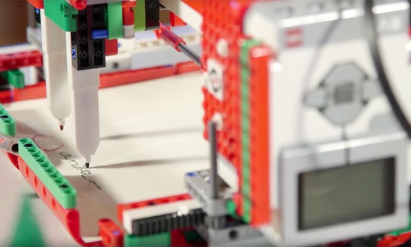Video van de dag: LEGO-robot maakt kerstkaarten