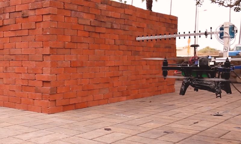 Deze drones 'kijken' via wifi door muren heen