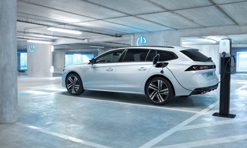 'Plug-in hybride auto's twee keer zo vervuilend als in tests'