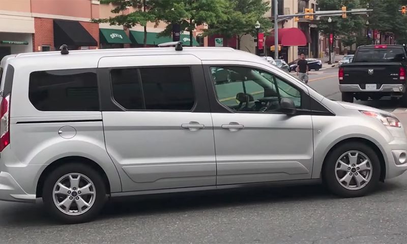 Deze 'zelfrijdende auto' is een man verkleed als autostoel