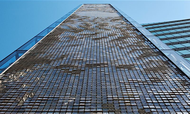 Deze kantoorgevel beweegt op de kracht van de wind